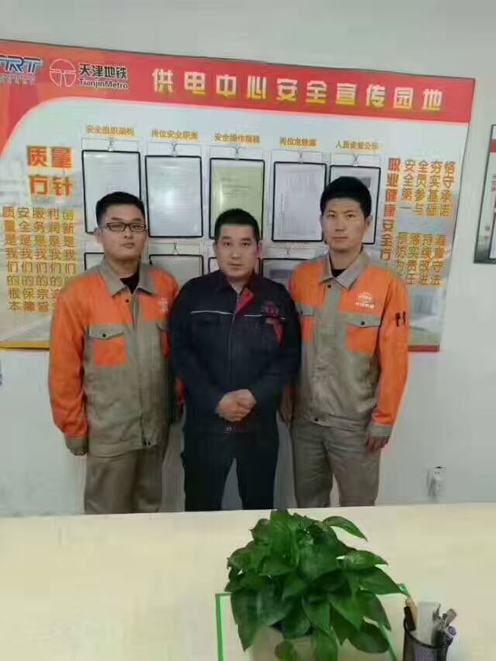 渭南軌道交通運輸學校天津地鐵就業(yè)學生王冬、衛(wèi)通港工作照