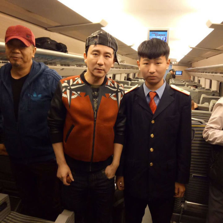 就業(yè)于南寧鐵路局高鐵上的我校吳天沁、趙濤兩位同學(xué)與影星趙毅合影留念