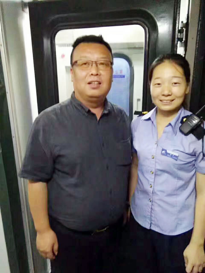 新疆阿克蘇——阿勒泰K6772次列車工作的渭南軌道交通運(yùn)輸學(xué)校學(xué)生王雪燕、劉雯