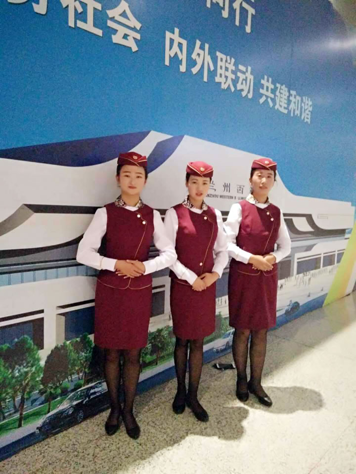 蘭州高鐵餐服就業(yè)的渭南軌道交通運輸學校學子任海欣、寇安琪等 
