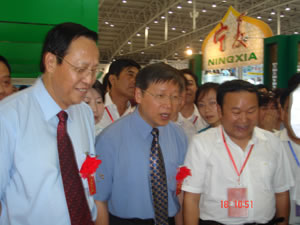 國家扶貧辦主任范曉劍、農(nóng)業(yè)部王副部長參觀學(xué)員實習(xí)作品.jpg