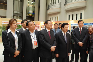 任永敏校長陪同中央政治局委員、全國政協(xié)副主席王剛、江蘇省委書記羅志軍參觀我校教學(xué)成果展.jpg
