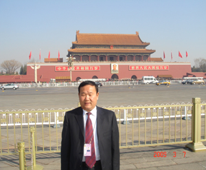 院長(zhǎng)兩會(huì)期間在天安門留影.JPG