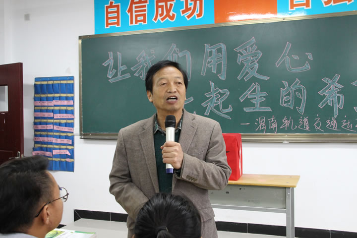 只要人人都獻出一點愛，世界將變成美好的人間
